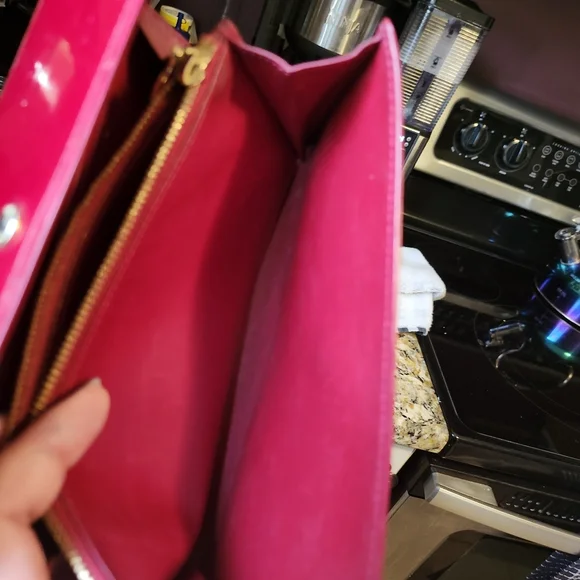 Authentic LOUIS VUITTON VERNIS RED WALLET - Picture 8 of 13